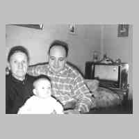 083-1001 Nach 1945 - Willi Neumann mit Grossmutter und seiner kleinen Tochter Monika.jpg